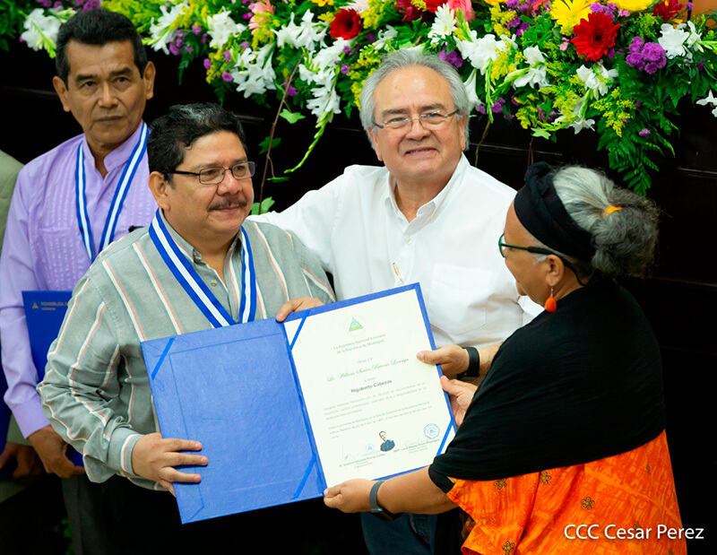 entrega-orden-rigoberto-cabezas-asamblea-nacional-nicaragua-a-periodistas